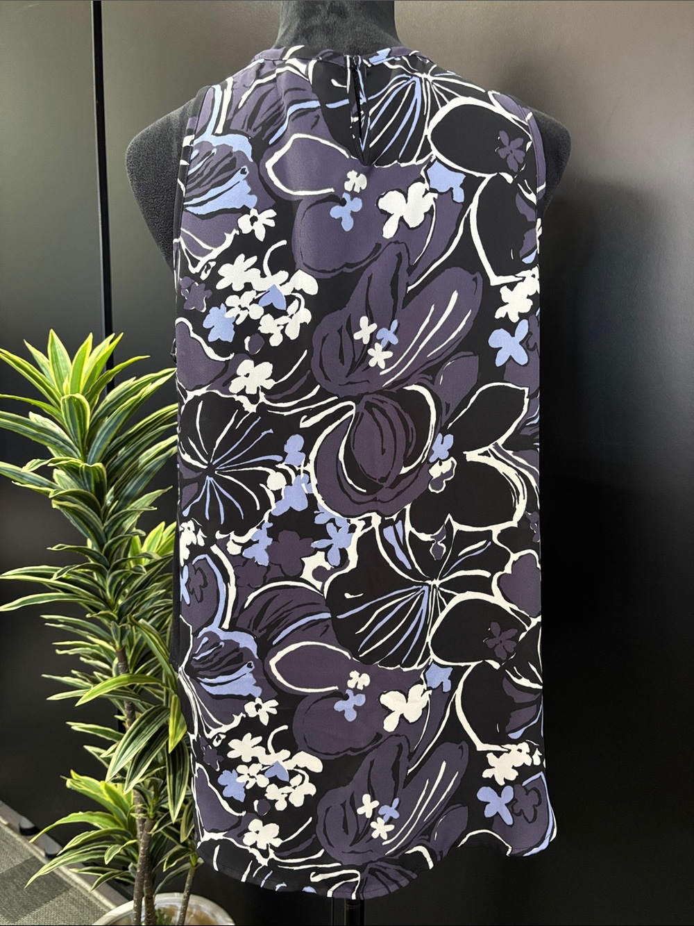 LOFT Lightweight sleeveless floral print,scoop neck,black panel side,tunic,tank, - Picture 3 of 10